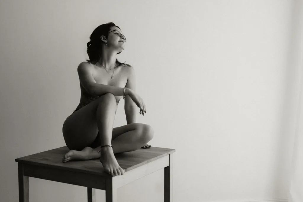 nude Boudoirfotografie von Frau am Tisch