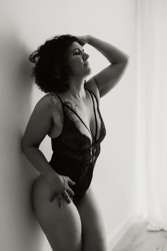 Frau in schwarzer Unterwäsche lehnt sinnlich an der Wand - Boudoirfoto München